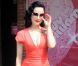 Dita von Teese ose le total look orangé... A croquer !