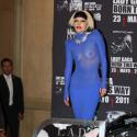 Lady Gaga dévoile ses seins... Elle est pourtant habillée de la tête aux pieds !