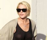 Lundi 2 mai, Lindsay Lohan se rend au Downtown Women's Center de Los Angeles, afin de  s'enregistrer et d'être orientées sur les tâches qui lui seront  attribuées pour exercer ses travaux d'intérêt général.  