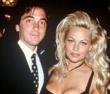  Pamela Anderson et Scott Baio en juillet 1993 
 &nbsp; 
 &nbsp; 