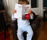 Jules, 2 ans et demi et déjà passionné par le livre de son papa, Hervé Morin, mai 2011.  Toute reproduction interdite. 