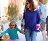 Jennifer Garner et Violet, toujours aussi complices dans les rues de L.A. Le 11 mai 2011 