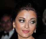 Aishwarya Rai sera elle aussi présente ce 12 mai au soir au Palm Beach pour aider la fondation PlaNet Finance. Hier soir, elle rayonnait sur le tapis rouge de la Croisette 