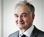L'économiste Jacques Attali (19 mars 2010, Paris) est le président de la fondation PlaNet Finance, qui organise ce soir une vente aux enchères pour récolter des fonds 