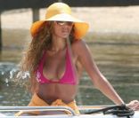 Beyoncé arbore un bikini rose, ravissant avec son teint hâlé. On aime aussi son grand chapeau... Bravo ! Saint Tropez, 17 juin 2006<br />