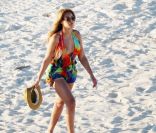 Beyoncé se balade sur une plage des Caraïbes, toujours chic et élégante ! 27 février 2011