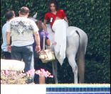 Eva Longoria en plein shooting sur un cheval à Miami, le 13 mai 2011