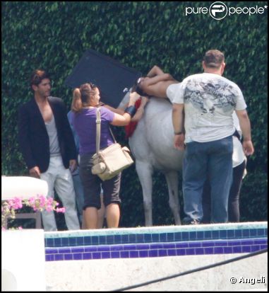 Eva Longoria en plein shooting sur un cheval à Miami, le 13 mai 2011