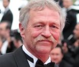 José Bové lors de la montée des marches du film des Pirates de Caraïbes lors du 64e Festival de Cannes le 14 mai 2011