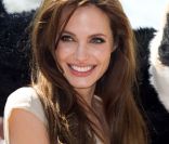 Angelina Jolie lors du Festival de Cannes 2011 avec un bracelet issu de sa propre collection 