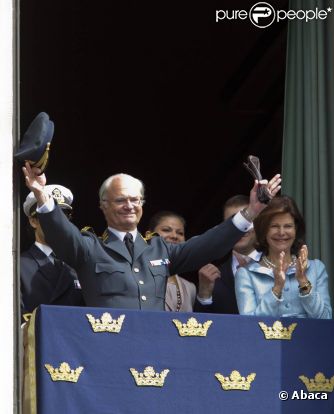 Le roi Carl XVI Gustaf de Suède affichait un sourire franc lors des célébrations de son 65e anniversaire, en mai 2011. Pourtant, l'étau ne cesse de se resserrer autour de son passé scandaleux, et on réclame son abdication...
