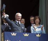 Le roi Carl XVI Gustaf de Suède affichait un sourire franc lors des célébrations de son 65e anniversaire, en mai 2011. Pourtant, l'étau ne cesse de se resserrer autour de son passé scandaleux, et on réclame son abdication...
