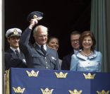 Le roi Carl XVI Gustaf de Suède affichait un sourire franc lors des célébrations de son 65e anniversaire, en mai 2011. Pourtant, l'étau ne cesse de se resserrer autour de son passé scandaleux, et on réclame son abdication...