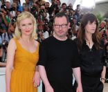 Kirsten Dunst, Lars Von Trier et Charlotte Gainsbourg lors du photocall du film Melancholia au festival de Cannes le 18 mai 2011