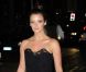 Charlotte Le Bon déambule pieds nus dans les rues de Cannes, le 18 mai 2011.