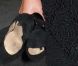 Charlotte Le Bon déambule pieds nus dans les rues de Cannes, le 18 mai 2011.
