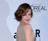 Milla Jovovich, superbe en Atelier Versace, lors du gala de l'amfAR au Cap d'Antibes le 19 mai 2011