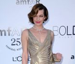 Milla Jovovich brille dans une robe Atelier Versace lors du gala de l'amfAR au Cap d'Antibes le 19 mai 2011