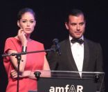 Doutzen Kroes et Gavin Rossdale assurent les enchères lors du gala de l'amfAR au Cap d'Antibes le 19 mai 2011