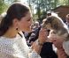 Victoria et Daniel de Suède étaient en visite à Ockelbo, le village d'enfance du prince Daniel, du 19 au 21 mai 2011. Des moments de rencontres, de détente, de fantaisie, de tendresse... et de retrouvailles avec la famille du prince !