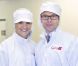Le 20 mai 2011, Victoria et Daniel de Suède découvrait une usine de confection de pancakes, et profitaient d'une formation en accéléré !