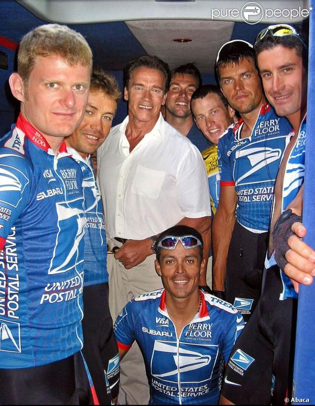 Après Landis et Hamilton, Lance Armstrong doit faire face aux révélations de son ami et ancien loyal lieutenant George Hincapie, qui a confié aux enquêteurs fédéraux avoir vu le Boss se doper... Photo : en 2003, l'US Postal sur le Tour de France, à Narbonne. Landis à gauche, Armstrong au centre, Hincapie à droite. 
