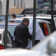 <strong>EXCLU</strong> Nafissatou Diallo arrive sous un drap blanc au commissariat de Harlem le 15 mai au soir pour une séance de "retapissage" au cour de laquelle elle a formellement identifié son agresseur présumé DSK. - <strong>Interdiction d'utiliser cette photo</strong><br />