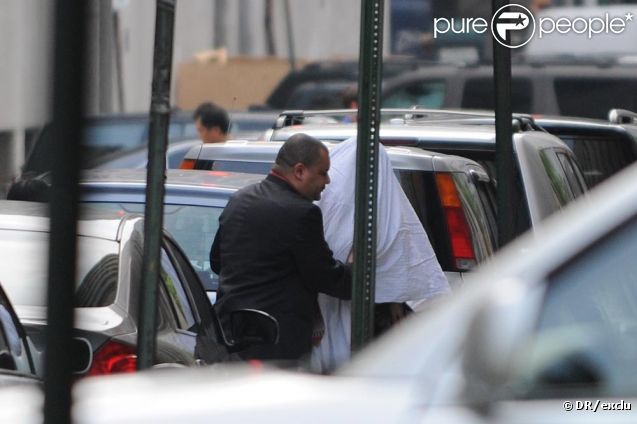 EXCLU  Nafissatou Diallo arrive sous un drap blanc au commissariat de Harlem le 15 mai au soir pour une séance de "retapissage" au cour de laquelle elle a formellement identifié son agresseur présumé DSK. -  Interdiction d'utiliser cette photo