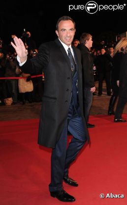 Nikos Aliagas sur le tapis rouge du Palais des Festivals à Cannes, lors de la cérémonie des NRJ Music Awards 2011.