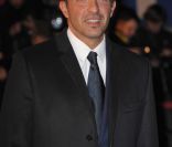 Nikos Aliagas sur le tapis rouge du Palais des Festivals à Cannes, lors de la cérémonie des NRJ Music Awards 2011.