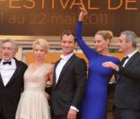 Les membres du jury dont Robert de Niro, Jude Law et Uma Thurman lors de la montée des marches de clôture du festival de Cannes le 22 mai 2011