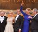 Les membres du jury dont Robert de Niro, Jude Law et Uma Thurman lors de la montée des marches de clôture du festival de Cannes le 22 mai 2011