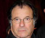 Daniel Russo a été remplacé par le très bon Patrick Chesnais.