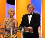Mélanie Laurent et le président du jury Robert de Niro lors de la remise des prix du festival de Cannes le 22 mai 2011