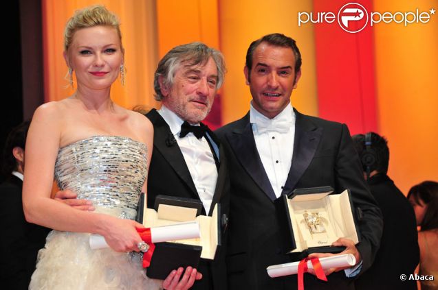 Kirsten Dunst, Robert de Niro et Jean Dujardin lors de la remise des prix du festival de Cannes le 22 mai 2011