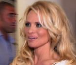 Pamela Anderson fait connaissance avec les anges dans la villa dans les Anges de la télé réalité 2, vendredi 27 mai à 17h50