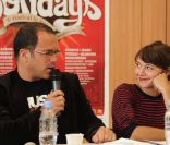 Luc Barruet et Emma de Caunes à la conférence de presse du festival Solidays, à Paris, le 25 mai 2011.