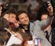 Bradley Cooper donne de sa personne à l'occasion de l'avant-première allemande de Very Bad Trip 2 , à Berlin, le 25 mai 2011.