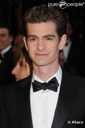 Andrew Garfield pose sur la tapis rouge de la cérémonie des Oscars en février 2011 