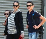 Jennifer Connelly est aux anges avec ses deux fistons, Kai et Stellan. New York, 29 avril 2011<br />