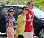 Jennifer Connelly se promène avec sa tribu au complet, ses deux fils Kai (né d\'une précédente union) et Stellan ainsi que son mari Paul Bettany. New York, 28 mai 2011<br />