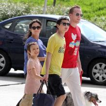 Jennifer Connelly se promène avec sa tribu au complet, ses deux fils Kai (né d'une précédente union) et Stellan ainsi que son mari Paul Bettany. New York, 28 mai 2011<br />