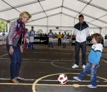 Rafael Van der Vaart observe sa femme Sylvie et leur fils Damian jouer à Beverwijk le 29 mai 2011