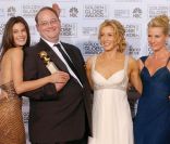 L\'équipe de Desperate Housewives en 2006 : Teri Hatcher, Marc Cherry, Felicity Huffman, Nicollette Sheridan, Gabrielle Solis et Marcia Cross<br />