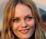 Vanessa Paradis est une icône de mode appréciée de tous. Ses dents du bonheur sont l'un de ses atouts de charme ! Saint-Tropez, 12 mai 2010 