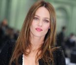 Vanessa Paradis est l\'ambassadrice de charme de la maison Chanel. Elle ne manque pas un défilé de Karl Lagerfeld. Paris, 5 octobre 2010 <br />