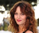 Vanessa Paradis arbore depuis plusieurs semaines une nouvelle coiffure bouclée qui lui donne une allure de femme glamour. Antibes, 9 mai 2011
