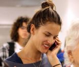 Alessandra Ambrosio à son arrivée à Miami le 1er juin 2011