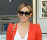Hilary Duff s'arrête à un distributeur automatique de billets pour retirer de l'argent, à Los Angeles, jeudi 2 juin 2011.
