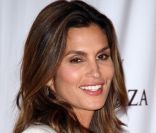 A 45 ans, Cindy Crawford affiche toujours son joli minois et son corps de rêve. Santa Monica, 29 avril 2011 